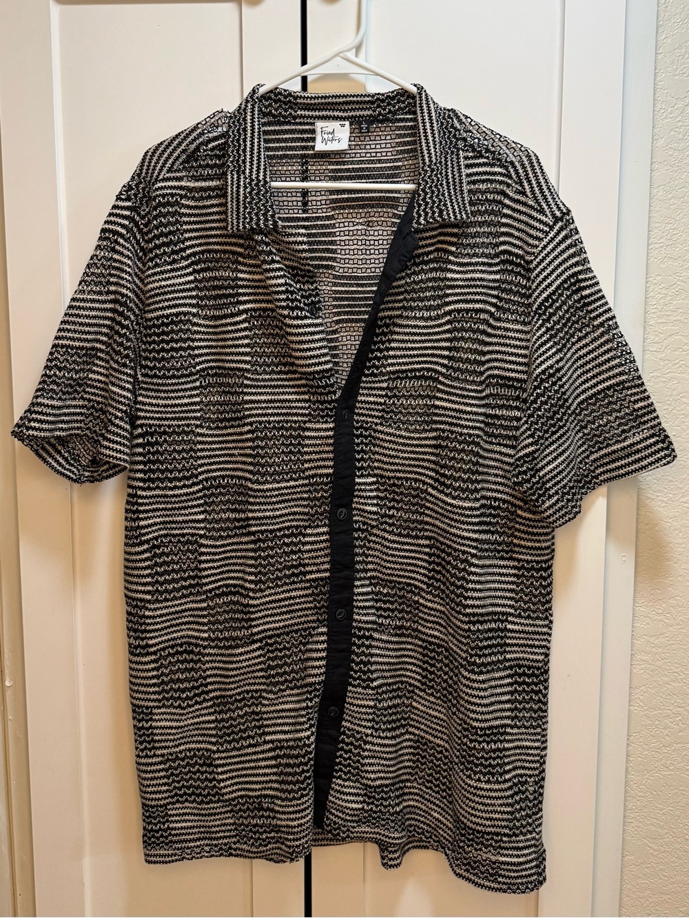 Everyday Casual Black & White Short-Sleeve Button-Down Shirt